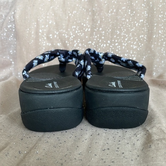 Brand New Clark’s Cloudsteppers Washable Cushioned Black White Daisy Sandals - Picture 8 of 16